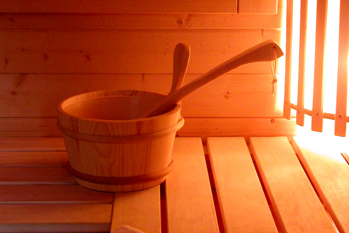 Holzeimer in Sauna
